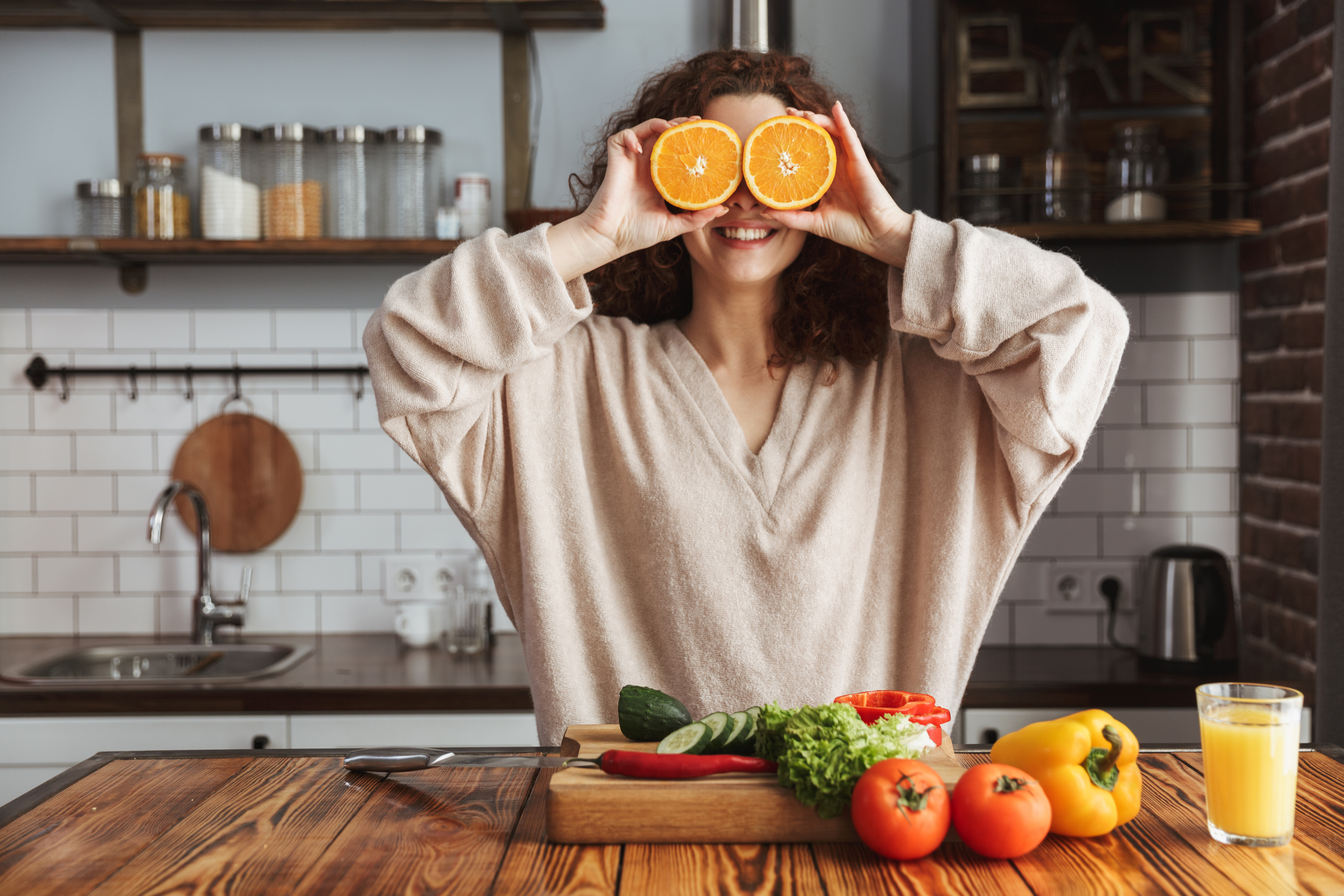 femme montrant des oranges