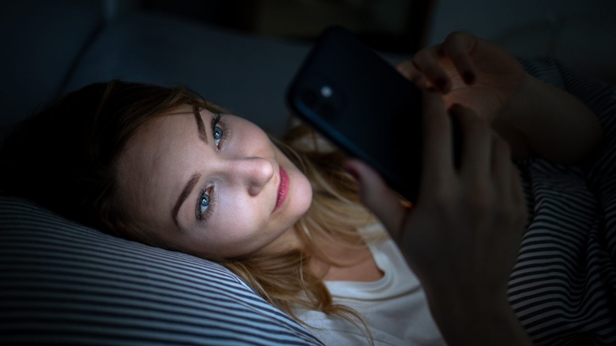 Femme insomniaque à cause de la lumière bleue