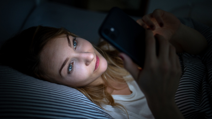 Femme insomniaque à cause de la lumière bleue