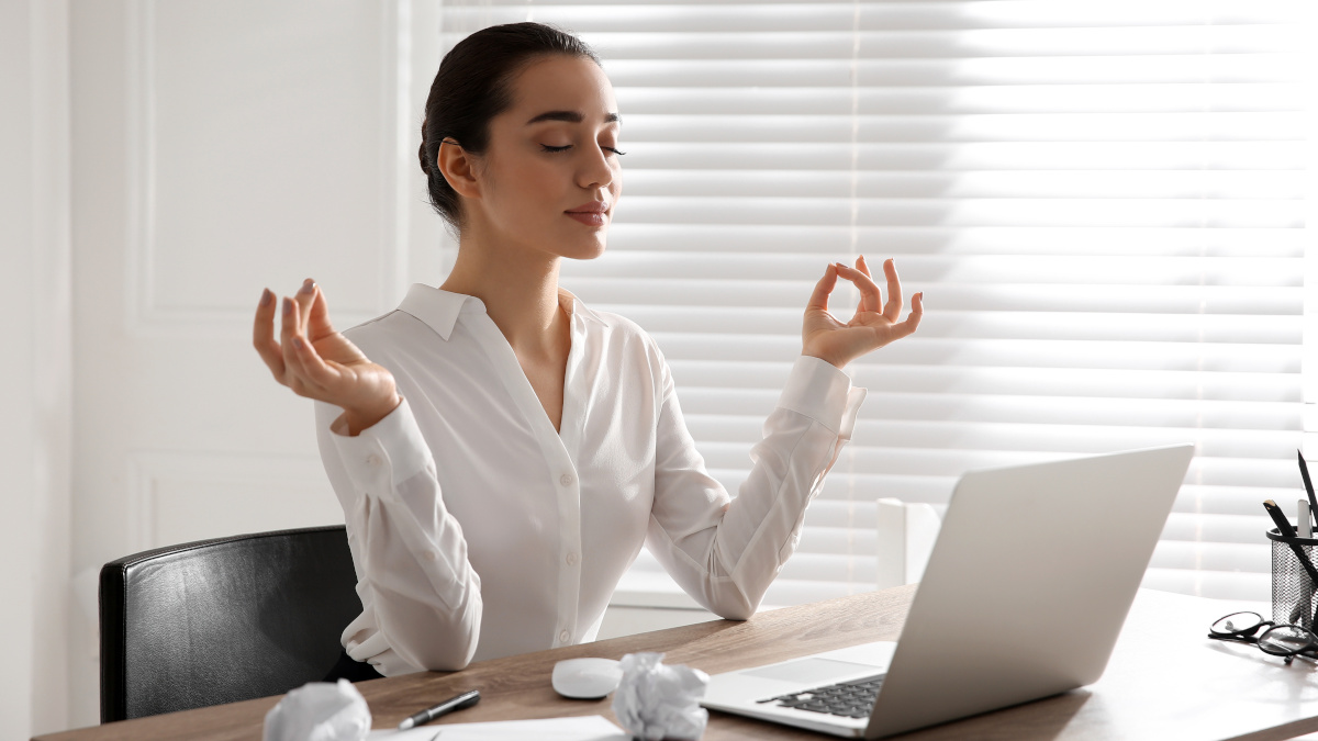 Femme prenant des compléments alimentaires anti-stress