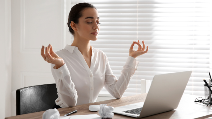 Femme prenant des compléments alimentaires anti-stress