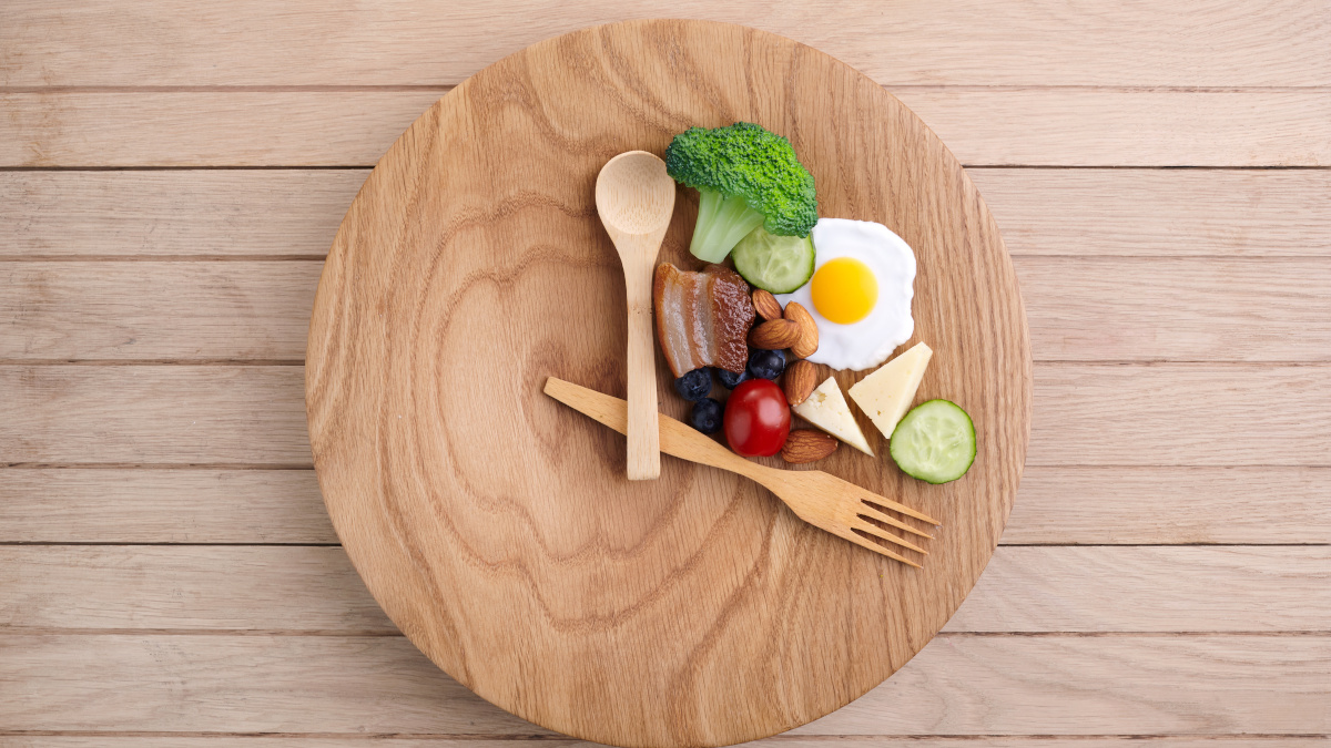 assiette remplie au quart de sa surface avec différents aliments