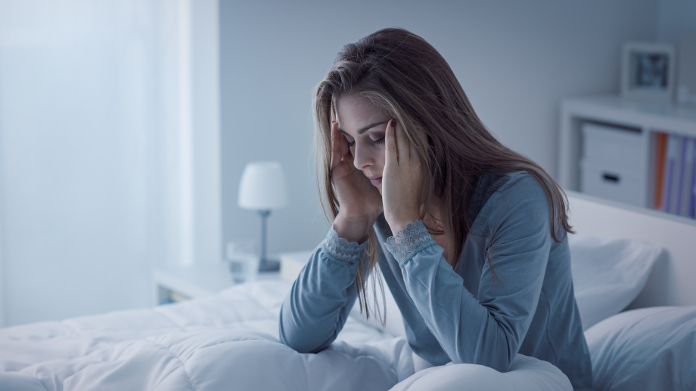 Femme qui souffre de troubles du sommeil dans son lit